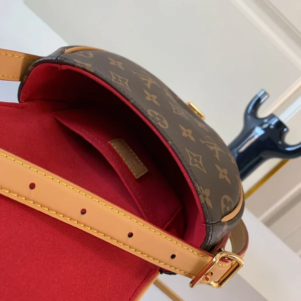 LV Model: M44860 Size 18*15*8cm - Image 3