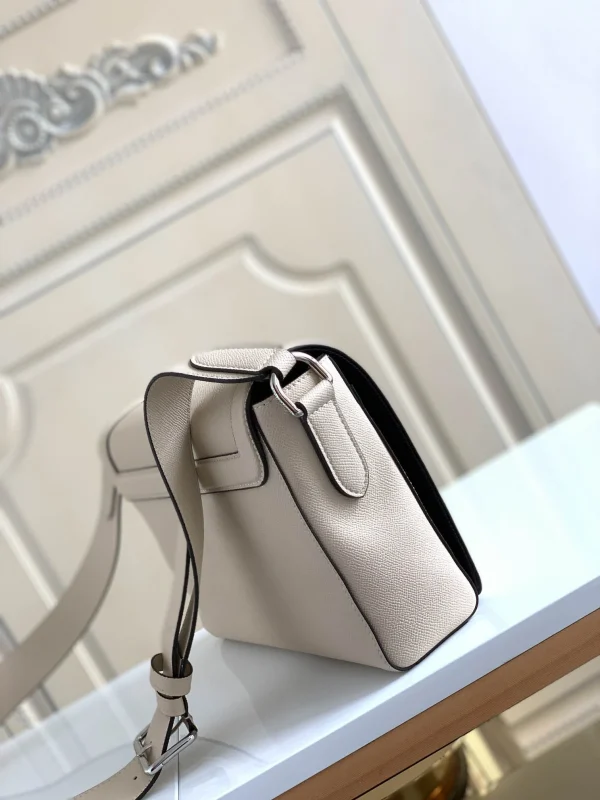 Louis Vuitton Size 28.3 x 18.3 x 4.3 cm - Image 9