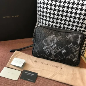 BV Briefcase Size: 37cm Black