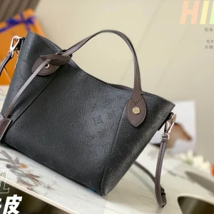 Louis Vuitton Size: 23 x 21 x 13 cm