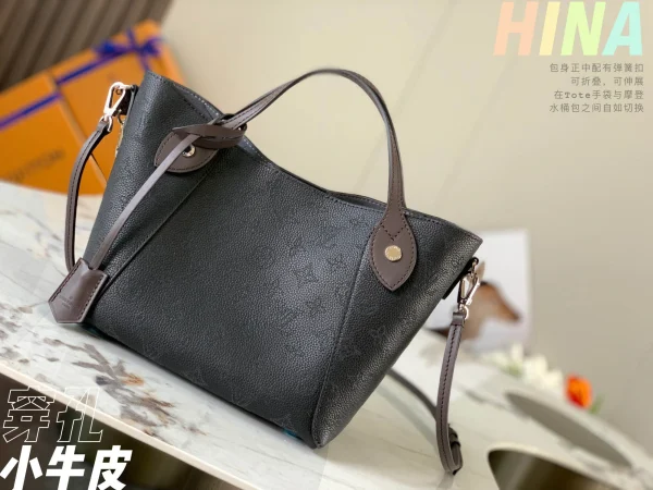 Louis Vuitton Size: 23 x 21 x 13 cm