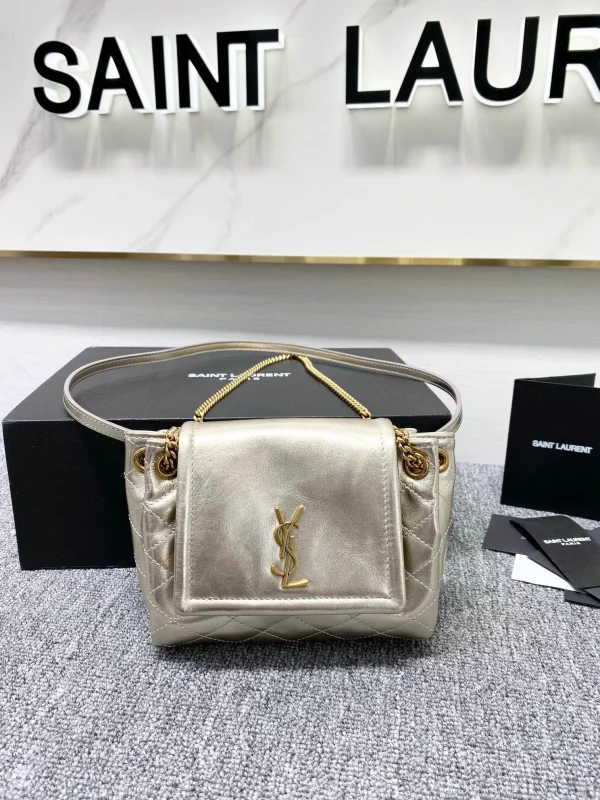 Lambskin Size：18x13x6cm Code：672838