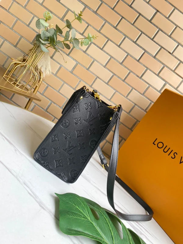 Louis Vuitton Size: 25 x 19 x 11.5 cm - Image 6