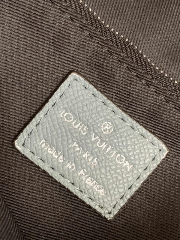Louis Vuitton Size: 28.3 x 18.3 x 4.3 cm - Image 2