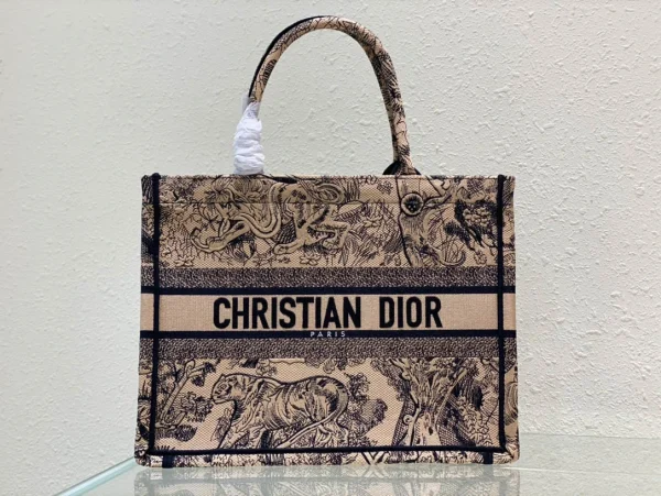Book Tote Handbag Size: 36 x 27.5 x 16.5 cm