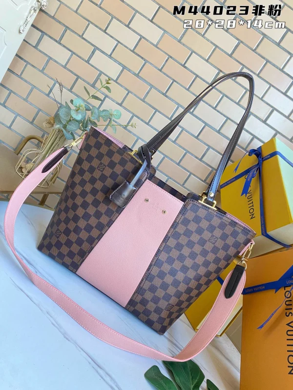 Louis Vuitton Size: 28X28X14cm Pocket 43cm