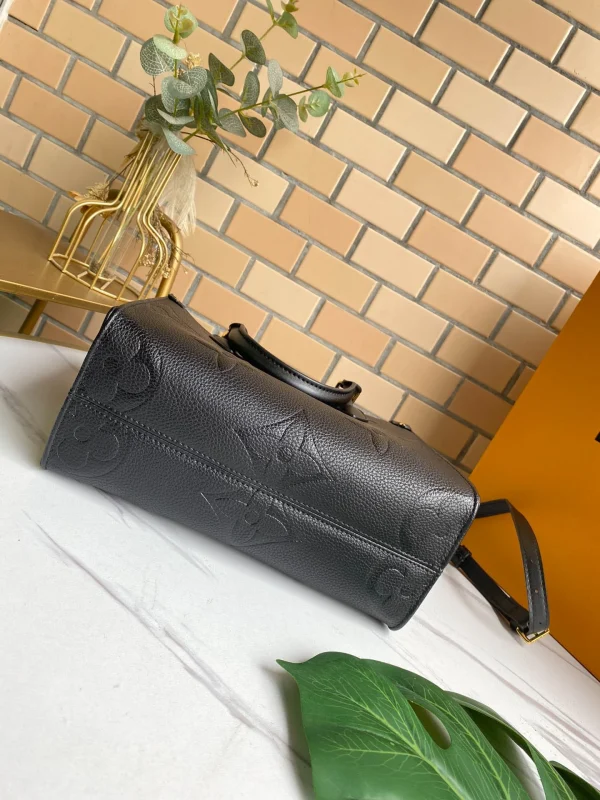 Louis Vuitton Size: 25 x 19 x 11.5 cm - Image 7