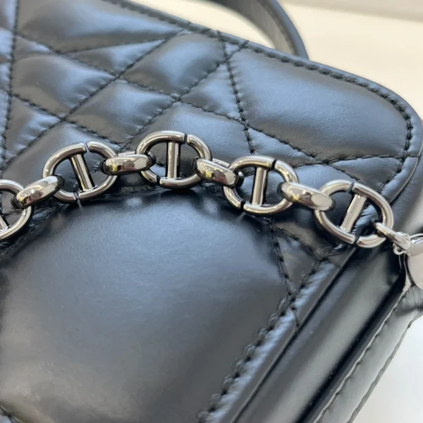 Black Autumn/Winter Camera Bag - Image 4