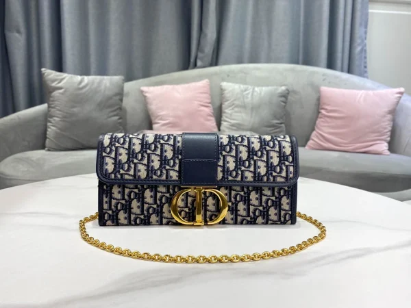 30 Montaigne Chain Clutch Bag Size: 27.5*12*2 cm - Image 9