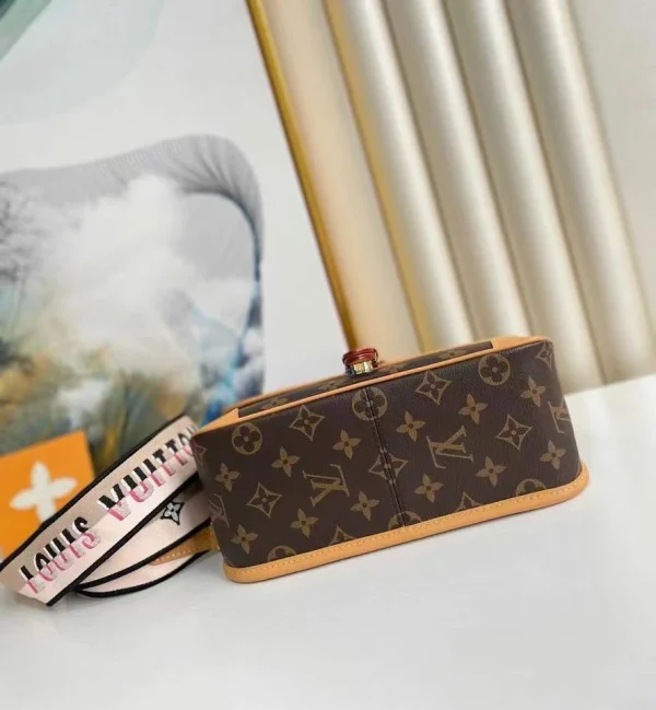 Louis Vuitton Retro Underarm Crossbody Bag - Image 6