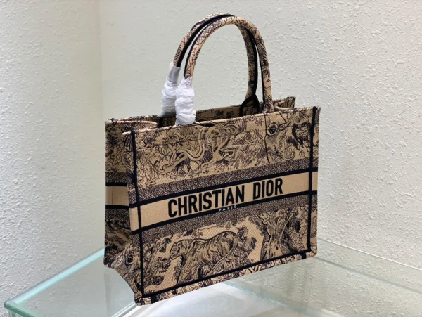 Book Tote Handbag Size: 36 x 27.5 x 16.5 cm - Image 6