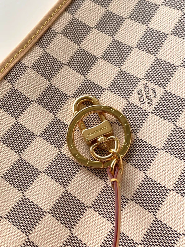 Louis Vuitton Size: 46 x 32 x 24 cm - Image 5