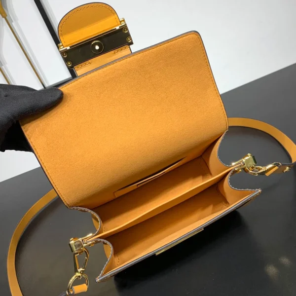 Louis Vuitton Size: 20 x 15 x 9 cm - Image 6
