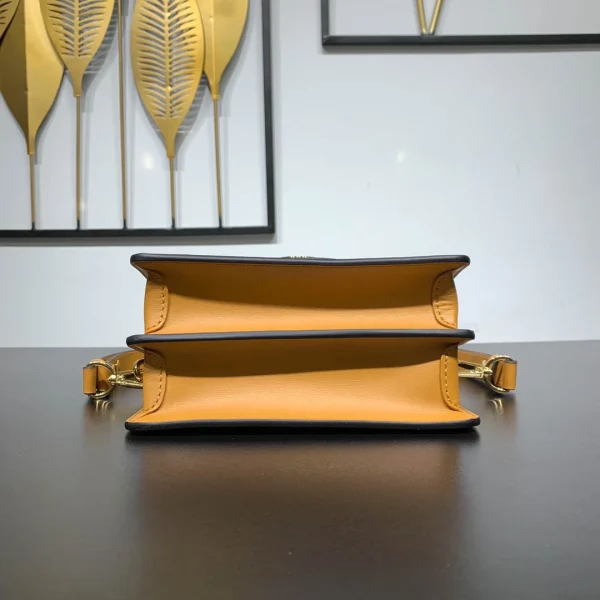 Louis Vuitton Size: 20 x 15 x 9 cm - Image 7