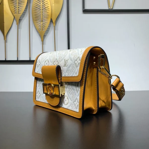 Louis Vuitton Size: 20 x 15 x 9 cm - Image 9