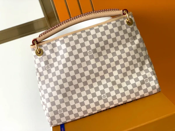 Louis Vuitton Size: 46 x 32 x 24 cm - Image 8