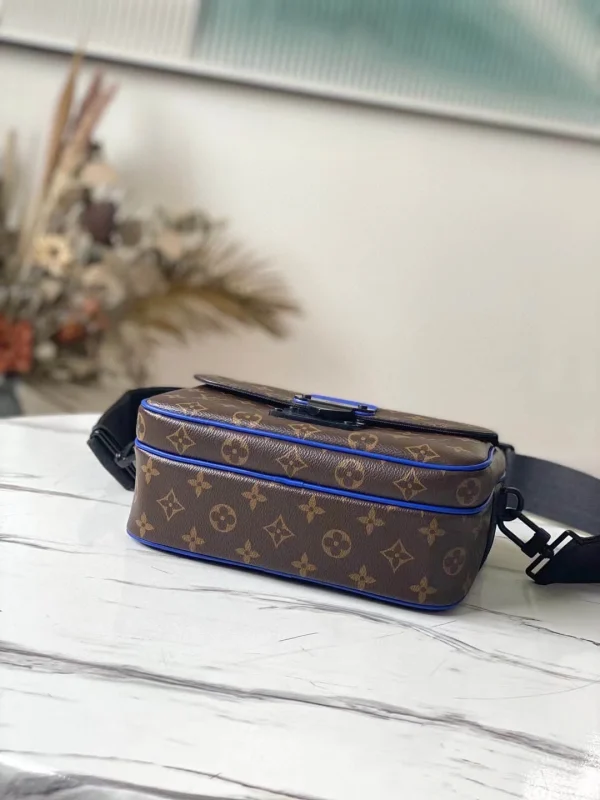 Louis Vuitton Size: 22 x 18 x 8 cm - Image 7