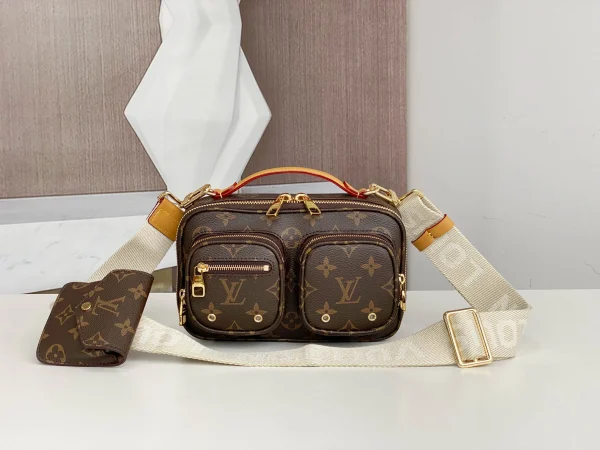 Louis Vuitton Size: 18 x 11 x 10 cm
