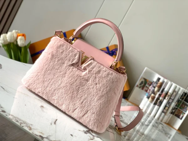 Louis Vuitton Size: 31.5 x 20 x 11 cm