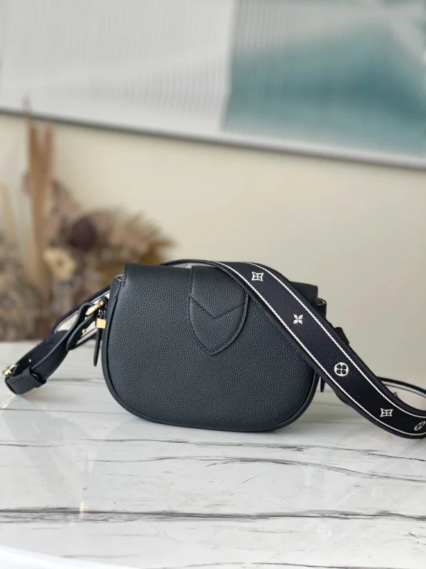 Louis Vuitton Size: 21 x 15 x 6.5 cm - Image 8