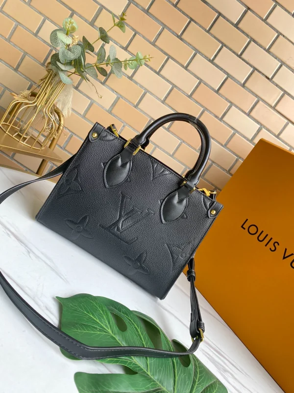Louis Vuitton Size: 25 x 19 x 11.5 cm