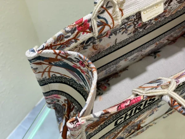 Book Tote Handbag Size: 36cm - Image 3