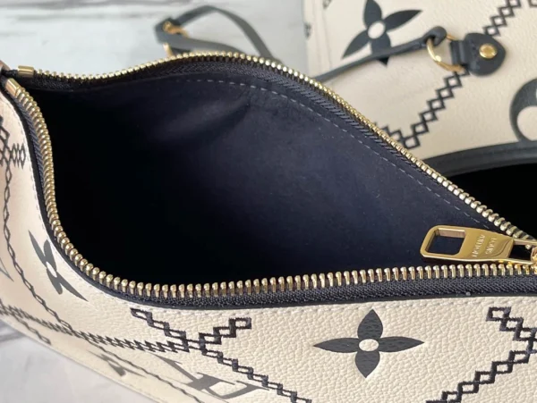 Louis Vuitton Size: 31 x 28 x 14 cm - Image 2