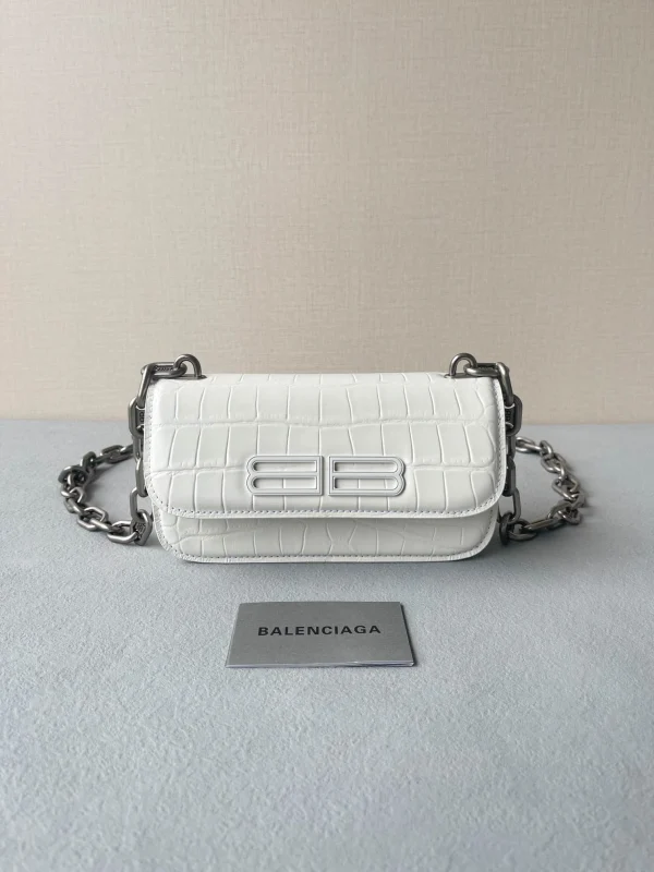 Crossbody Bag Size: 19✖️10✖️7cm