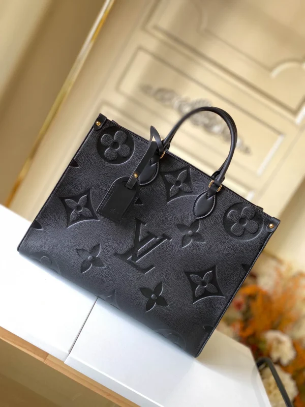 Louis Vuitton Size: 41.0 x 34.0 x 19.0 cm
