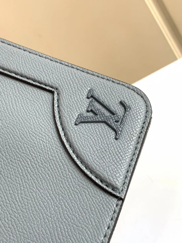 Louis Vuitton Size: 28.3 x 18.3 x 4.3 cm - Image 7