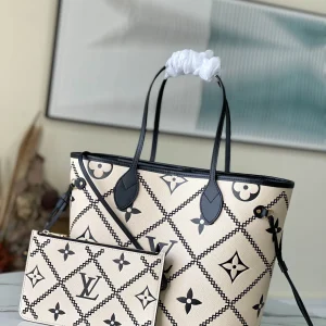 Louis Vuitton Size: 31 x 28 x 14 cm