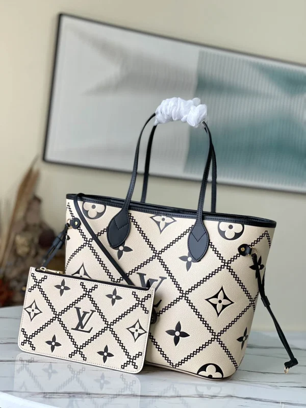Louis Vuitton Size: 31 x 28 x 14 cm