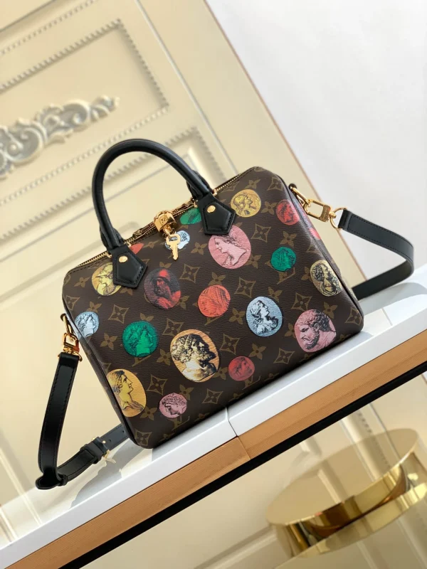 Louis Vuitton Size: 25.0 x 19.0 x 15.0 cm