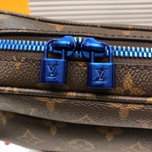 Louis Vuitton Crossbody Messenger Bag Model: M43843 Size: 25x18x5cm - Image 6