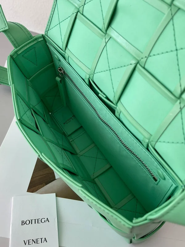 BV Cassette bag Size: 23x15cm 667298 Spring Green - Image 2