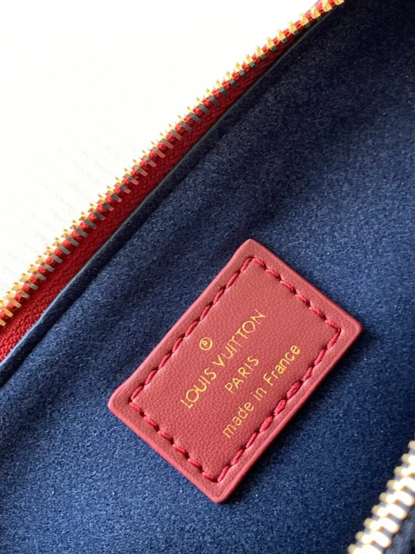 Louis Vuitton Size: 20 x 16 x 12 cm - Image 2