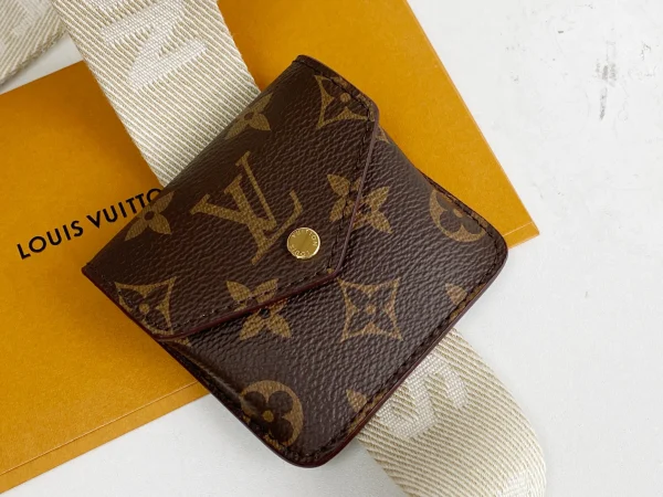 Louis Vuitton Size: 18 x 11 x 10 cm - Image 4