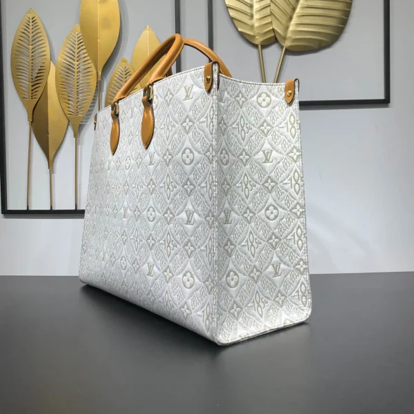 Louis Vuitton Size: 41 x 34 x 19 cm - Image 9