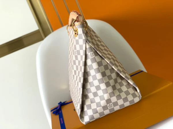 Louis Vuitton Size: 46 x 32 x 24 cm - Image 9