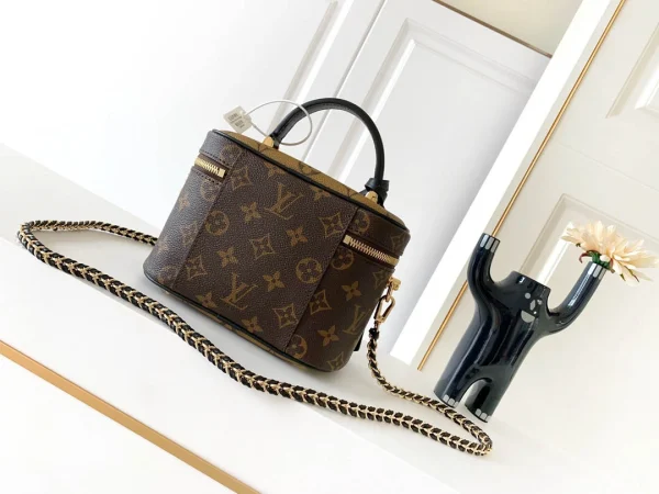 LV Model: M45165 Size:19*13*11cm - Image 7