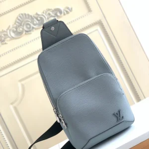 Louis Vuitton Size: 20.0 x 31.0 x 10.0 cm