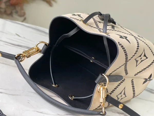 Louis Vuitton Size: 20 x 20 x 13 cm - Image 2