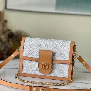 Louis Vuitton Size: 25 x 17 x 10.5 cm