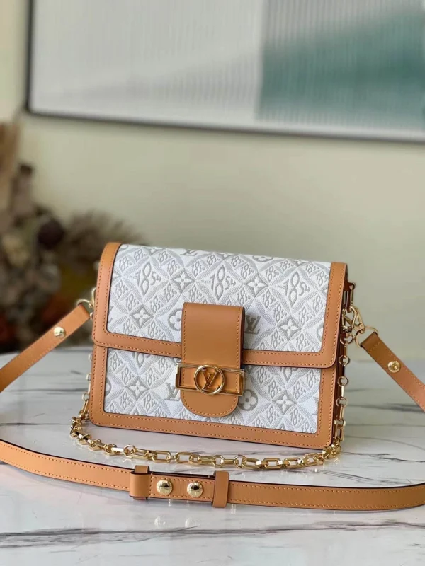 Louis Vuitton Size: 25 x 17 x 10.5 cm
